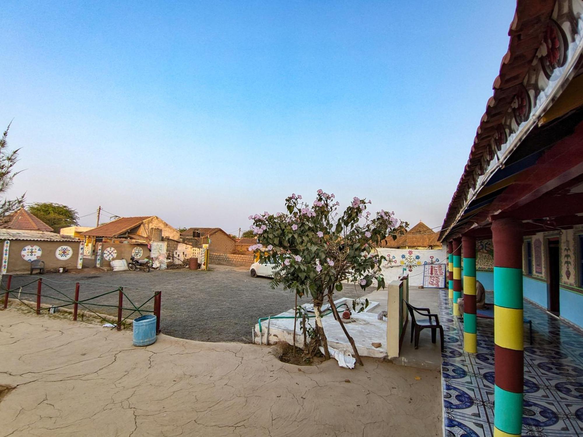 White Land Villagestay Dhordo Екстер'єр фото
